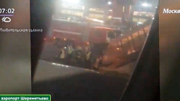 Пассажиры «Суперджета» в Шереметьево отказались лететь из-за запаха гари