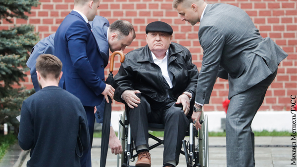 Горбачев на кресле-каталке посетил парад Победы