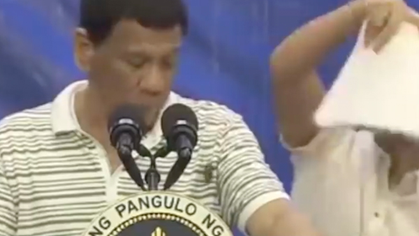 Огромный таракан заполз на президента Филиппин во время выступления