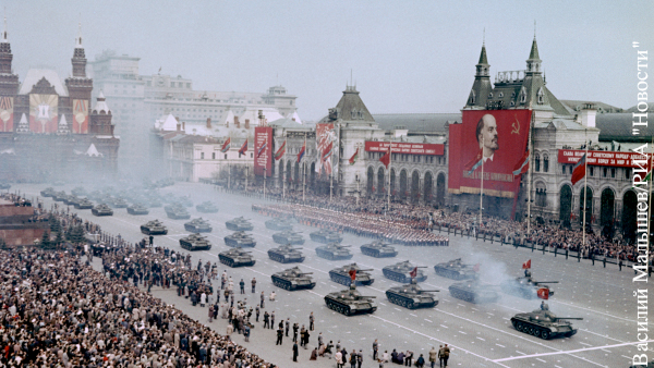 Выяснилось, что западные разведки снимали на советских парадах