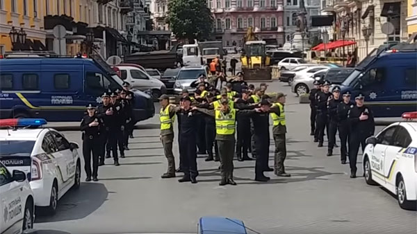 Одесских полицейских высмеяли за акцию с гигантской «неприличной» вышиванкой