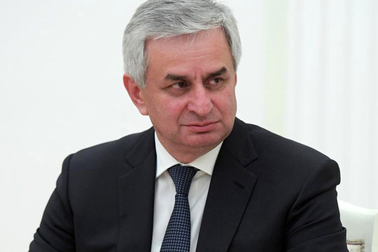 Президент Абхазии согласился перенести выборы по требованию оппозиции