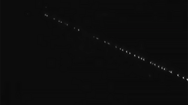 Появилось видео движения «поезда» спутников Илона Маска