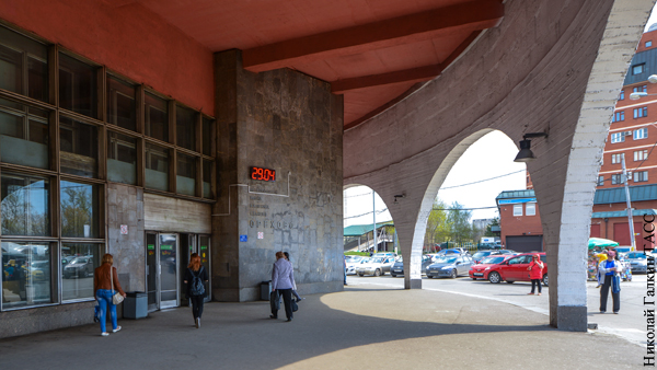 Станцию метро Москвы закрыли из-за предмета с проводами