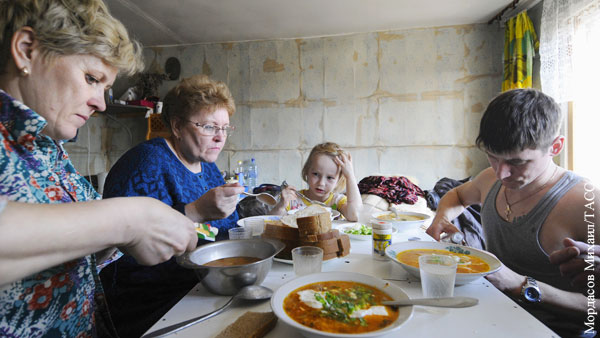 Половине российских семей хватает денег только на еду и одежду
