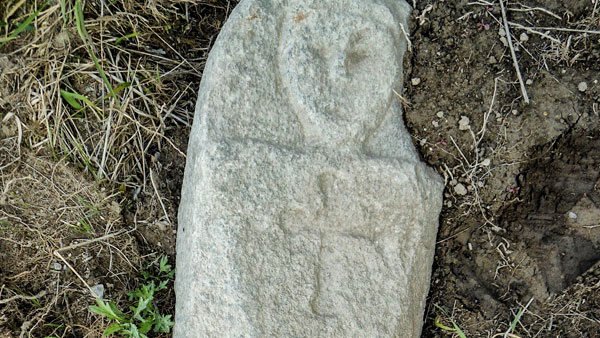 В канаве под Вологдой нашли древнего каменного идола