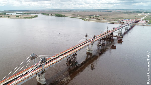 Строители соединили российскую и китайскую части автомобильного моста через Амур