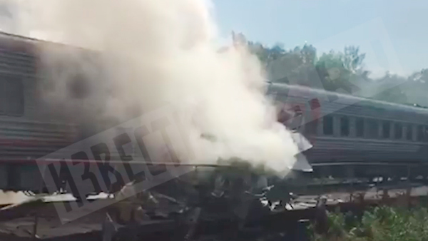 Пассажирский поезд и КамАЗ столкнулись в Адыгее, начался пожар