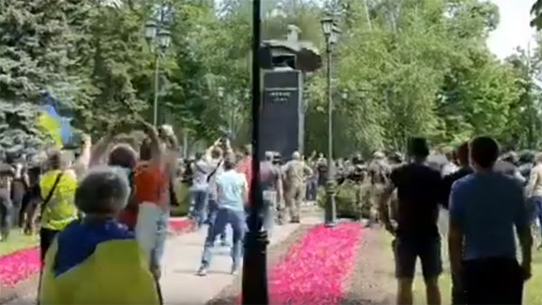 Мэр Харькова рассказал о судьбе снесенного памятника Жукову