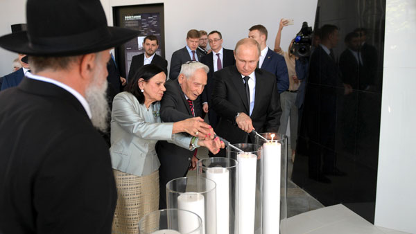Путин открыл памятник узникам концлагерей в Еврейском музее в Москве