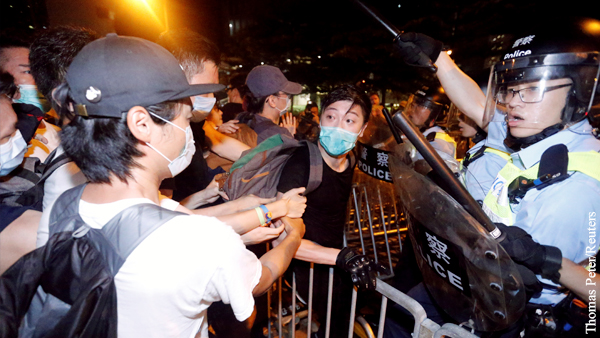 Эксперт предупредил о серьезных последствиях массовых протестов в Гонконге
