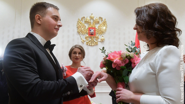 Названа причина более поздних браков россиян