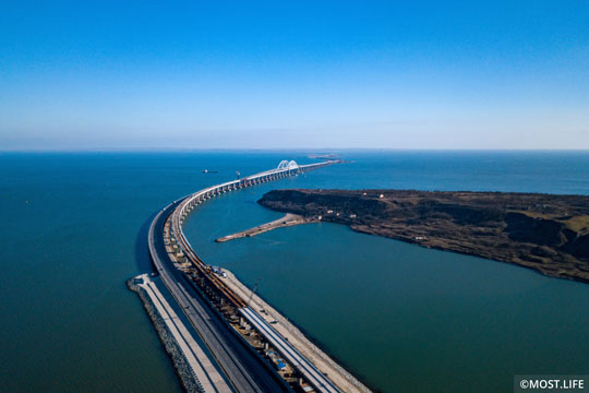 По Крымскому мосту проложили первый железнодорожный путь