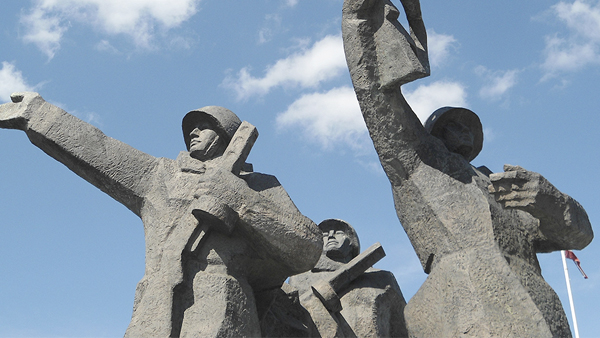 Мэр Риги назвал дикарями инициаторов сноса памятника Освободителям