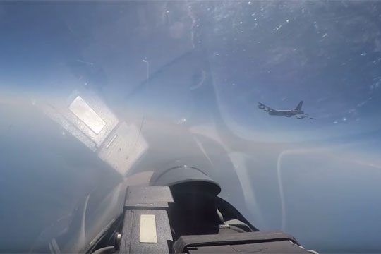 Появилось видео перехвата американского бомбардировщика российским Су-27