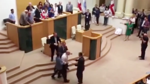 Российского депутата облили водой в парламенте Грузии