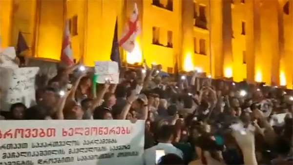 Протестующие заняли двор парламента Грузии
