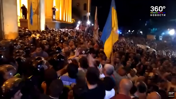 Блогеры сыронизировали по поводу украинских флагов на протестах в Тбилиси
