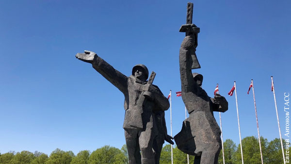 Судьба памятника советским солдатам в Латвии повисла на волоске