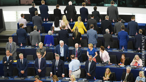Депутаты демонстративно повернулись спиной к Европарламенту