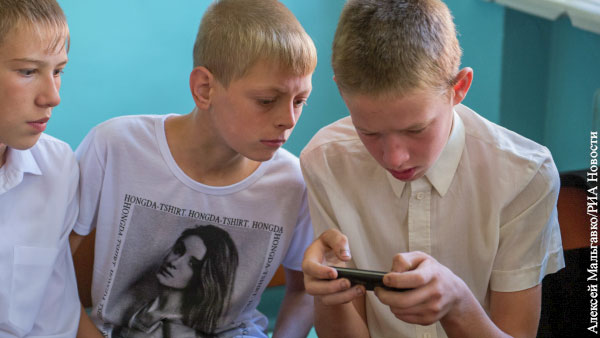Мобильный телефон в школах связали с угрозой распространения порнографии
