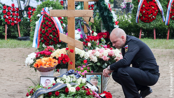 Погибших подводников с почестями похоронили в Петербурге