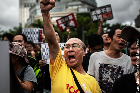 Беспорядки перекинулись на материковую часть Гонконга