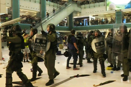 Полицейские лишились пальцев в столкновениях с демонстрантами в Гонконге
