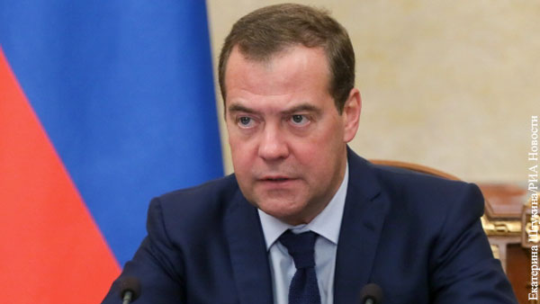 Медведев назвал сроки внедрения электронных паспортов