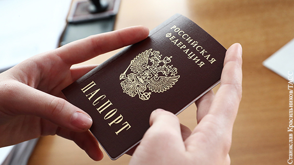 Названы сроки прекращения выдачи бумажных паспортов в России
