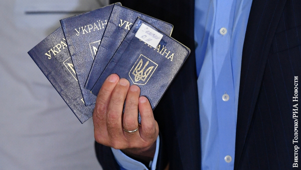 В Кремле оценили планы Украины упростить выдачу паспортов