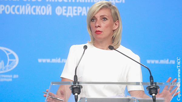 Захарова указала на проблему в идее Зеленского раздать паспорта этническим украинцам