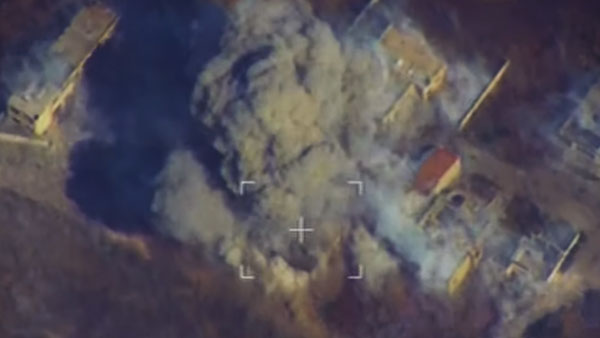 Опубликовано снятое с беспилотника видео ударов ВКС России по террористам