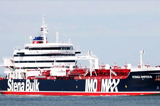 На задержанном Ираном британском танкере оказались трое россиян