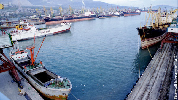 В порту Кубани задержали судно с 14 гражданами Украины на борту