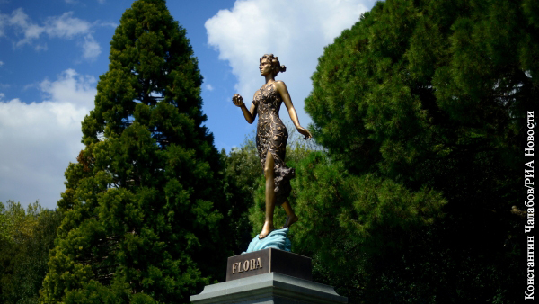 Суд обязал Никитский ботанический сад поменять статую Флоры на бюст Ленина