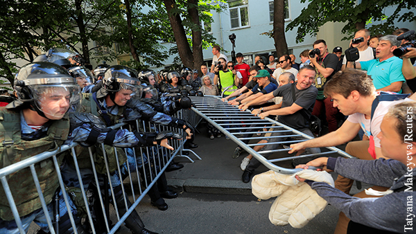На несанкционированной акции в Москве задержали 295 человек