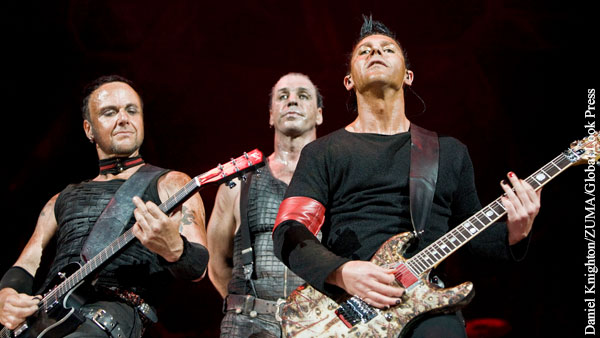 Гитаристы Rammstein поцеловались на концерте в Москве