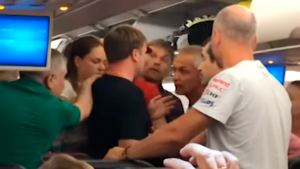 Появилось видео драки россиян на борту самолета в Турции
