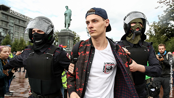 Названо число участников несогласованной акции в центре Москвы