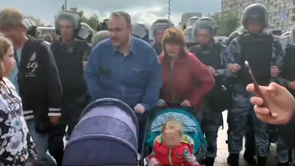 Провоцировавший силовиков «отец с коляской» оказался охранником Навального
