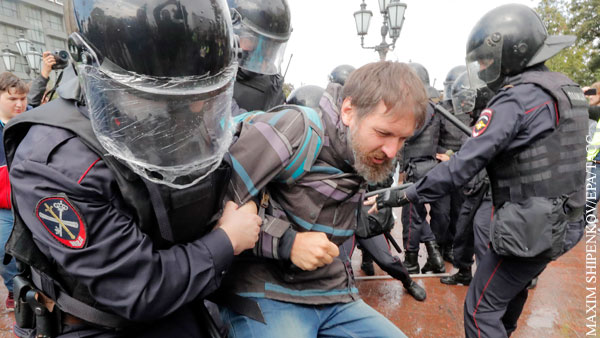 Зачем омоновцы на акциях в Москве заклеивают шлемы пищевой пленкой?