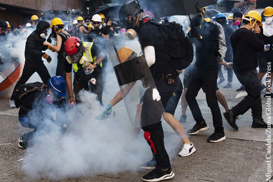 Толпу отогнали от полицейского участка в Гонконге слезоточивым газом