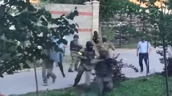 Силовики прорвались на территорию резиденции Атамбаева