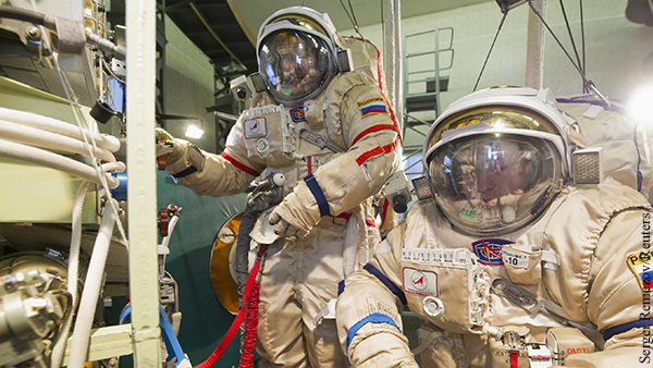 Зарплаты российских космонавтов сопоставили с заработком коллег из НАСА