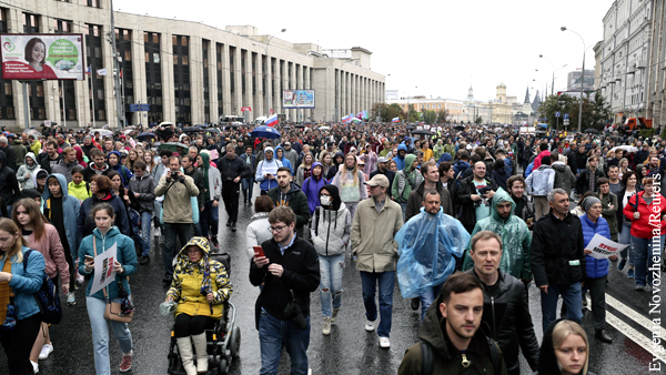 На согласованный митинг-концерт в Москве собрались около 15 тыс. человек