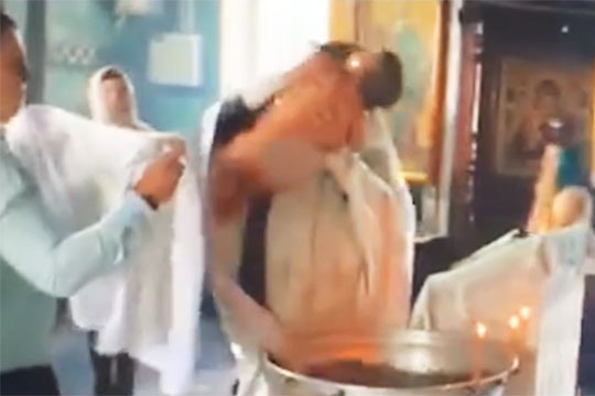 Священник из Гатчины прокомментировал скандал с крещением ребенка