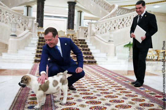 Медведев прибыл в Туркмению