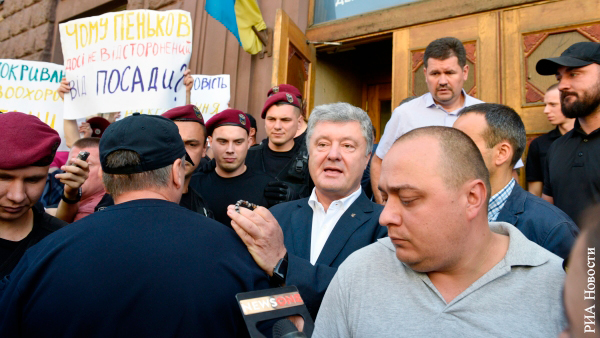 Порошенко в Киеве забросали яйцами