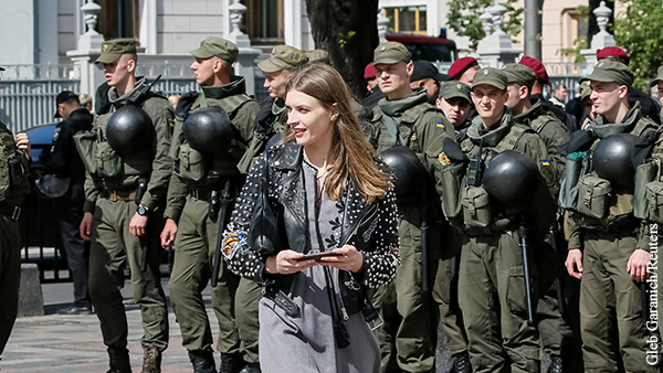 СБУ обвинила ФСБ в вербовке украинских военных с помощью женщин